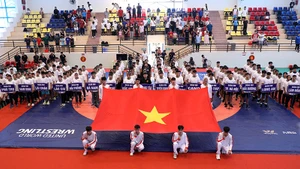 Nghi thức chào cờ tại lễ khai mạc giải đấu.