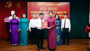 Đồng chí Hà Thị Nga, Bí thư Tỉnh ủy Tuyên Quang trao quyết định bổ nhiệm đồng chí Mai Đức Thông giữ chức vụ Tổng Biên tập Báo và Đài Phát thanh-Truyền hình tỉnh Tuyên Quang.