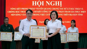 Lãnh đạo Ủy ban Mặt trận Tổ quốc Việt Nam tỉnh Tuyên Quang trao Bằng khen của Chủ tịch Ủy ban nhân dân tỉnh cho các tập thể.