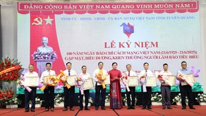 Đồng chí Hà Thị Nga, Ủy viên Trung ương Đảng, Bí thư Tỉnh ủy, Trưởng Đoàn đại biểu Quốc hội tỉnh Tuyên Quang trao bằng khen cho các tập thể.
