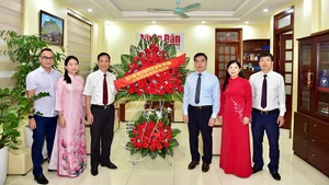 Các đồng chí lãnh đạo tỉnh Tuyên Quang tặng hoa chúc mừng Văn phòng đại diện Báo Nhân Dân tại Tuyên Quang.