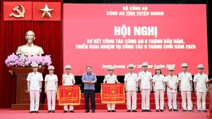 Thừa ủy quyền của Thủ tướng Chính phủ, đồng chí Phan Huy Ngọc, Chủ tịch Ủy ban nhân dân tỉnh Tuyên Quang tặng Cờ thi đua cho 2 tập thể.