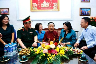Đồng chí Bùi Thị Minh Hoài trò chuyện, chúc sức khỏe Mẹ Việt Nam anh hùng Công Thị Mùi.