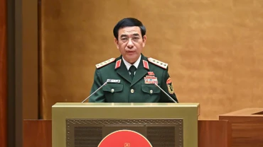 Đại tướng Phan Văn Giang, Ủy viên Bộ Chính trị, Bộ trưởng Quốc phòng trình bày báo cáo tiếp thu, giải trình, chỉnh lý dự thảo Luật. (Ảnh: DUY LINH)