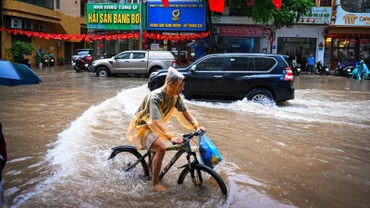 [Ảnh] Nhiều tuyến phố Hà Nội ngập sâu, xe đạp thành phương tiện "ưu việt"