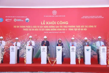 Các đại biểu bấm nút khởi công.