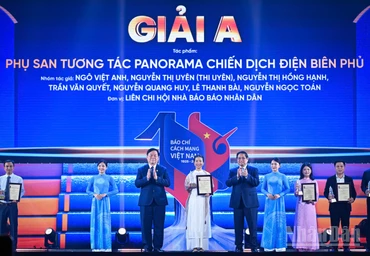 Nhà báo Thi Uyên đại diện nhóm tác giả Báo Nhân Dân nhận giải A hạng mục Báo chí sáng tạo. (Ảnh: THÀNH ĐẠT)