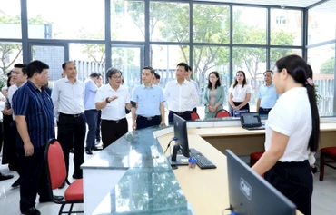 Lãnh đạo Ủy ban nhân dân thành phố khảo sát, kiểm tra việc vận hành chính quyền địa phương hai cấp tại trụ sở phường Tây Hồ. (Ảnh: Hương Ly)