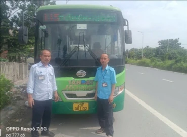 Lái xe buýt Phạm Vũ Oanh và nhân viên phục vụ Trần Văn Cường đã kịp thời hỗ trợ người bị tai nạn giao thông đi cấp cứu.