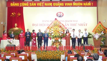 Lãnh đạo thành phố Hà Nội chúc mừng Đại hội.
