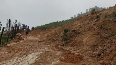 Mưa lớn trong đêm khiến nhiều vị trí tại xã Tìa Dình (tỉnh Điện Biên) bị sạt lở, làm tê liệt một số tuyến giao thông vào các bản.