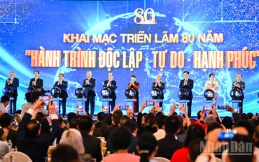 Các đồng chí lãnh đạo Đảng, Nhà nước và các đại biểu thực hiện nghi thức bấm nút khai mạc Triển lãm thành tựu đất nước "80 năm Hành trình Độc lập - Tự do - Hạnh phúc". (Ảnh: THÀNH ĐẠT)
