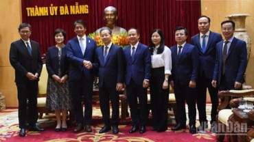 Bí thư Thành ủy Đà Nẵng Nguyễn Văn Quảng tiếp Đại sứ đặc mệnh toàn quyền Nhật Bản tại Việt Nam Ito Naoki và phu nhân. (Ảnh: ANH ĐÀO)