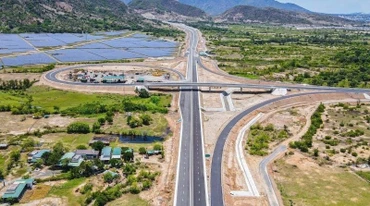 Phó Thủ tướng Thường trực Nguyễn Hòa Bình yêu cầu tập trung giải quyết dứt điểm các khó khăn, vướng mắc liên quan đến công tác đền bù, hỗ trợ, tái định cư của các dự án trước ngày 15/8/2025.