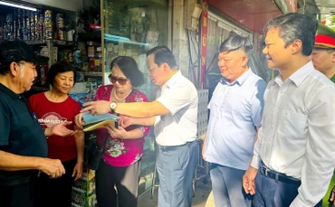 Lãnh đạo phường Văn Miếu-Quốc Tử Giám trực tiếp tuyên truyền đến người dân trên địa bàn thực hiện văn minh đô thị, vệ sinh môi trường và phòng cháy chữa cháy.