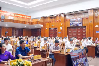 Đại biểu biểu quyết thông qua các nghị quyết tại kỳ họp.