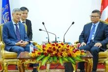 Đại sứ Việt Nam tại Campuchia Nguyễn Minh Vũ (bên trái) tại cuộc gặp ông Chhay Sinarit, Bộ trưởng Cao cấp, Trưởng Ban Thư ký Ủy ban Chống lừa đảo trực tuyến Campuchia ngày 23/7.