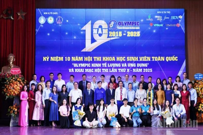 Đại diện Ban tổ chức và các bộ, ban, ngành, đoàn thể cùng sinh viên tiêu biểu Học viện Tài chính tại buổi lễ. 