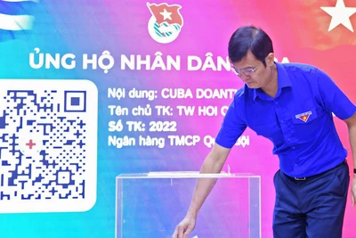 Bí thư thứ nhất Trung ương Đoàn Bùi Quang Huy hưởng ứng quyên góp ủng hộ nhân dân Cuba tại buổi lễ phát động.