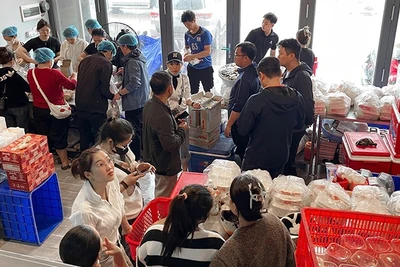 Hội viên Hội Doanh nhân trẻ Việt Nam chuẩn bị các suất cơm và nhu yếu phẩm gửi về vùng lũ.