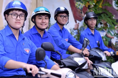 Các tình nguyện viên sẵn sàng trên những chiếc xe ôm miễn phí dành cho thí sinh hoàn cảnh khó khăn, thí sinh khuyết tật.