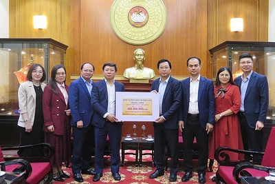 Đại diện lãnh đạo, cán bộ Ban Tuyên giáo và Dân vận Trung ương trao biển tượng trưng số tiền ủng hộ đồng bào vùng lũ tại trụ sở Ủy ban Trung ương Mặt trận Tổ quốc Việt Nam.