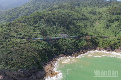 Đoàn tàu giữa không gian hùng vĩ, nên thơ của "thiên hạ đệ nhất hùng quan" Hải Vân.