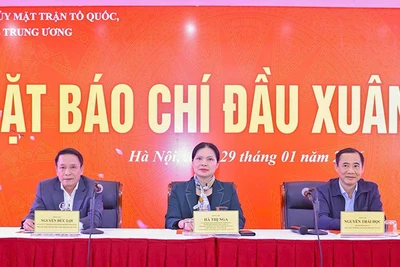 Đồng chí Hà Thị Nga (ở giữa) và các đồng chí đại diện lãnh đạo Đảng ủy Mặt trận Tổ quốc, các đoàn thể Trung ương điều hành chương trình gặp mặt báo chí.