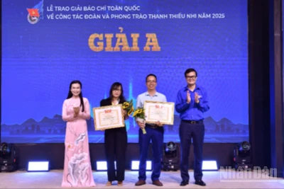 Các đồng chí Bùi Quang Huy, Ủy viên dự khuyết Trung ương Đảng, Bí thư thứ nhất Trung ương Đoàn; Nguyễn Phạm Duy Trang, Bí thư Trung ương Đoàn, Chủ tịch Hội đồng Đội Trung ương trao giải A tặng nhóm tác giả Báo Nhân Dân. 