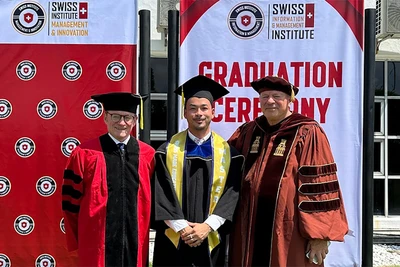 Lâm Nguyên Bảo (ở giữa) trong buổi lễ tốt nghiệp thạc sĩ tại Thụy Sĩ. (Ảnh: Nhân vật cung cấp)