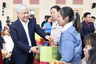 Đồng chí Đỗ Văn Chiến, Ủy viên Bộ Chính trị, Bí thư Trung ương Đảng, Chủ tịch Ủy ban Trung ương Mặt trận Tổ quốc Việt Nam trao quà tặng công nhân lao động có hoàn cảnh khó khăn tỉnh Hà Nam dịp Tết Nguyên đán Ất Tỵ năm 2025.