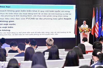 Các chuyên gia trình bày tham luận tại hội thảo.