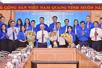 Các đồng chí Đỗ Văn Chiến, Bùi Quang Huy (thứ 6 và 9 từ trái sang, hàng đầu) và đại diện các đơn vị liên quan tặng hoa chúc mừng Ban Chấp hành Đoàn Thanh niên Mặt trận Tổ quốc, các đoàn thể Trung ương giai đoạn 2025-2027.