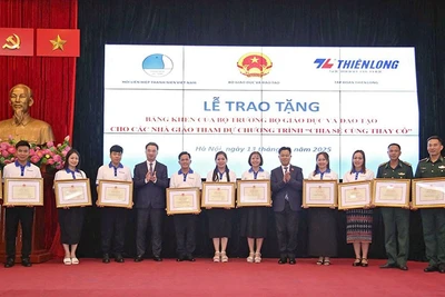 Thứ trưởng Giáo dục và Đào tạo Lê Quân cùng Bí thư Trung ương Đoàn, Chủ tịch Hội Liên hiệp Thanh niên Việt Nam Nguyễn Tường Lâm trao Bằng khen tặng các nhà giáo tại chương trình.