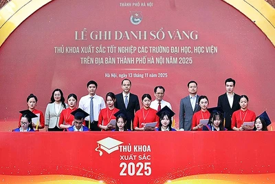 Đại diện Trung ương Đoàn, Trung ương Hội Sinh viên Việt Nam, Đoàn Thanh niên Thành phố Hà Nội chứng kiến các thủ khoa xuất sắc năm 2025 ghi danh Sổ vàng.