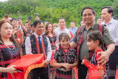 Thủ tướng Phạm Minh Chính và bà con, giáo viên và học sinh xã Tây Giang.