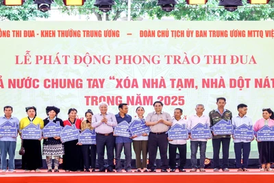 Thủ tướng Chính phủ Phạm Minh Chính và Chủ tịch Ủy ban Trung ương Mặt trận Tổ quốc Việt Nam Đỗ Văn Chiến (thứ 7 và thứ 10 từ phải sang) trao tượng trưng kinh phí hỗ trợ xóa nhà tạm, nhà dột nát tặng nhân dân. 