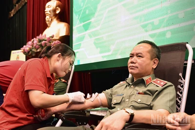 Trung tướng Nguyễn Thanh Tùng tham gia hiến máu tại Lễ khai mạc Hành trình "Giọt máu nghĩa tình".