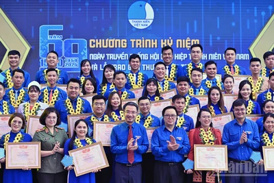 Những thủ lĩnh thanh niên giành Giải thưởng "15 tháng 10" năm nay cùng đại diện Trung ương Đoàn, Trung ương Hội Liên hiệp Thanh niên Việt Nam và các ban, bộ, ngành, đoàn thể.