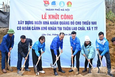 Đại diện đoàn công tác của tuổi trẻ Thủ đô cùng các cơ quan, đoàn thể địa phương khởi công xây dựng căn nhà "Khăn quàng đỏ" tặng gia đình em Ly Xá Cà.