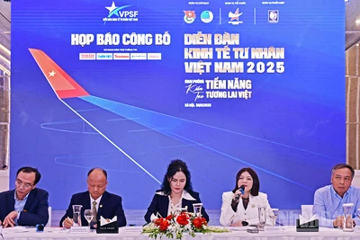 Đại diện Ban Tổ chức trao đổi thông tin về Diễn đàn tại buổi họp báo.