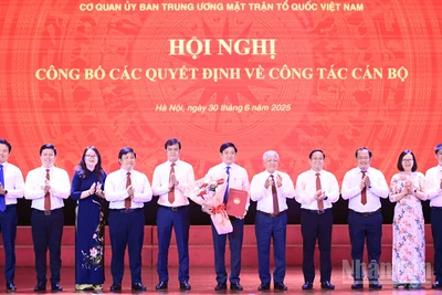Đồng chí Đỗ Văn Chiến (thứ 5 từ phải sang) trao quyết định đối với tập thể cán bộ Ban Công tác Đoàn tại Hội nghị.