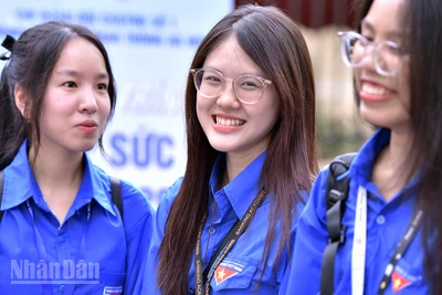 Tình nguyện viên của thành phố Hà Nội có mặt từ sáng sớm tại các điểm thi.