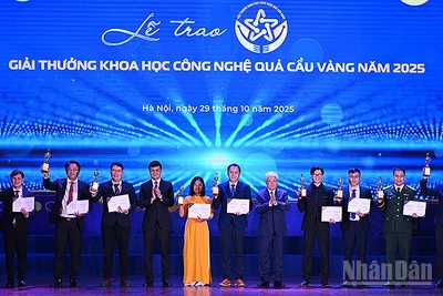 Các đồng chí Đỗ Văn Chiến, Bùi Quang Huy (lần lượt thứ 5 và 8 từ phải sang) trao Giải thưởng Khoa học công nghệ Quả cầu vàng năm 2025 tặng các cá nhân tiêu biểu.