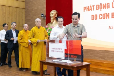 Cán bộ Cơ quan Ủy ban Trung ương Mặt trận Tổ quốc Việt Nam, đại diện các cơ quan, đoàn thể, đơn vị, nhà hảo tâm quyên góp trong khuôn khổ Lễ phát động ủng hộ đồng bào chịu thiệt hại do cơn bão số 10 (Bualoi). 