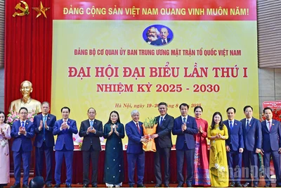 Đồng chí Trần Thắng, Phó Bí thư Đảng ủy Mặt trận Tổ quốc, các đoàn thể Trung ương (thứ 9 từ phải sang) tặng hoa chúc mừng Ban Chấp hành Đảng bộ Cơ quan Ủy ban Trung ương Mặt trận Tổ quốc Việt Nam nhiệm kỳ 2025-2030.