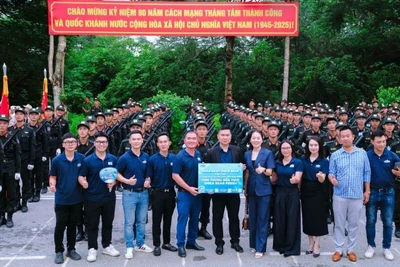 Các cán bộ, chiến sĩ tiếp nhận nguồn lực hỗ trợ.