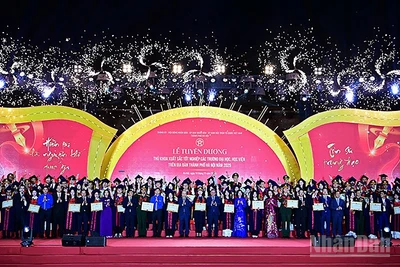 Đại diện lãnh đạo thành phố Hà Nội và các ban, bộ, ngành, đoàn thể Trung ương, địa phương cùng những thủ khoa xuất sắc của Thủ đô được tuyên dương năm nay.
