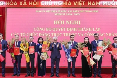 Đồng chí Đỗ Văn Chiến, Ủy viên Bộ Chính trị, Bí thư Trung ương Đảng, Bí thư Đảng ủy Mặt trận Tổ quốc, các đoàn thể Trung ương, Chủ tịch Ủy ban Trung ương Mặt trận Tổ quốc Việt Nam trao quyết định cho các đồng chí thuộc 22 tổ chức đảng trực thuộc Đảng ủy Mặt trận Tổ quốc, các đoàn thể Trung ương, ngày 11/2/2025.