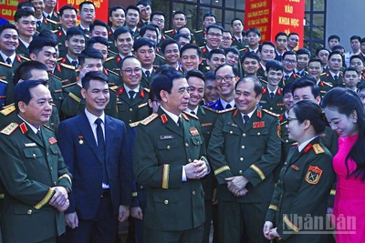 Đại tướng Phan Văn Giang trao đổi về phong trào "Tuổi trẻ sáng tạo" trong quân đội với các đại biểu bên lề chương trình.